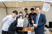 写真5．うどん店（スケート部）にて