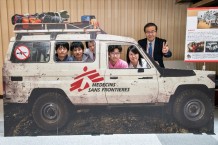 写真8．中嶋先生や学生さんたちと記念撮影