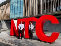 写真10．NTCの巨大ロゴの前にて
