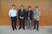 写真12.　左から、中嶋JISS副センター長、山下学長、 久木留HPSCセンター長、片寄保健医療学部長