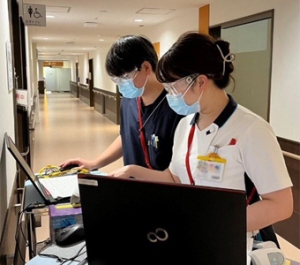 勤務中の写真 (看護学専攻)