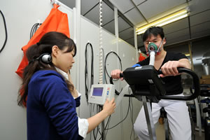 写真:装置による人体の計測の様子2