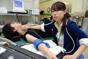 写真:装置による人体の計測の様子3