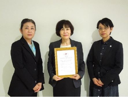 認定証を手にする看護学科長の写真