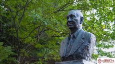 12．大野精七初代学長（銅像）