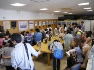 標本館見学の様子