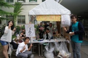 出店の学生たち