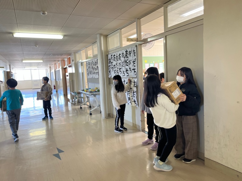 泡石鹸を運んでくれる子ども達