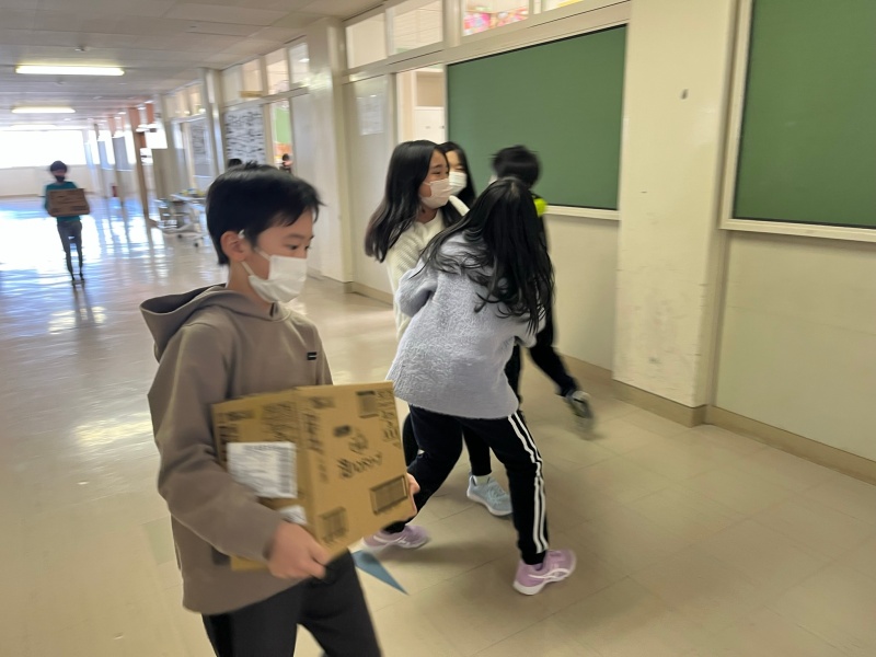 泡石鹸を運んでくれる子ども達