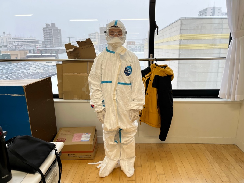 防護服を着た6年生