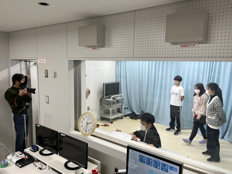 動画チーム撮影の様子①　北海道新聞の取材