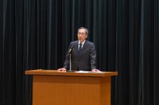 塚本　泰司　理事長・学長による新年年頭挨拶の様子